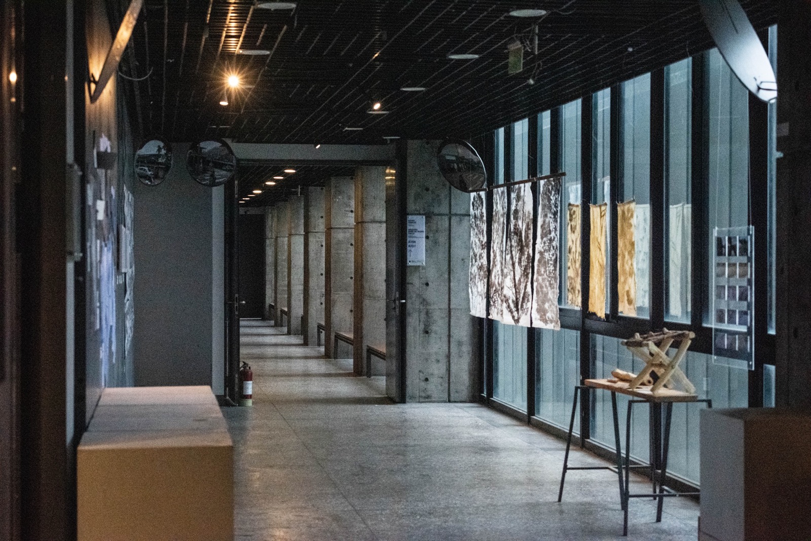 碩士班台北學社子島展覽，系館走廊牆面展示作品，窗邊桌上放置木構模型